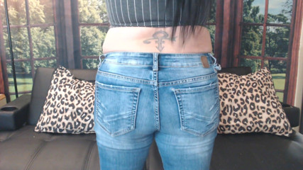 Abby Anna: Jeans balançando a bunda e apertando