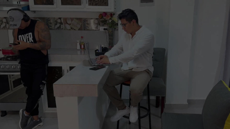 Winter_steph: 깡패가 숙제를 하고 그 앞에서 여친을 따먹게 만든 얼간이!!