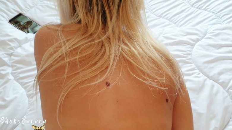 Chokobanana: Przyrodnia siostra przyłapana na masturbacji