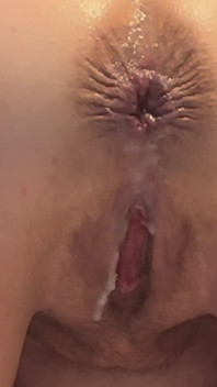 Madura mãe peida muito e implora para que sua bunda seja fodida duro esticada e cheia de porra e peida isso também!