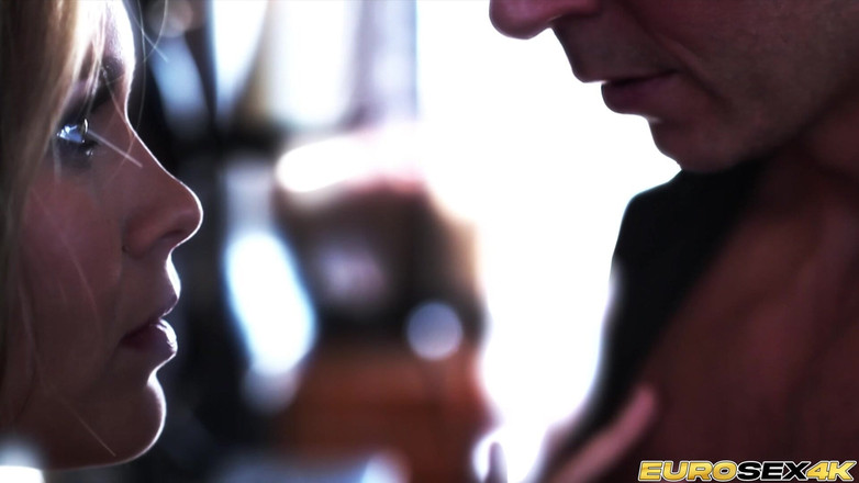 Porn Gutter: सुनहरे बालों वाली बेब कोलेट अपने प्रेमी के को पिघला देती है