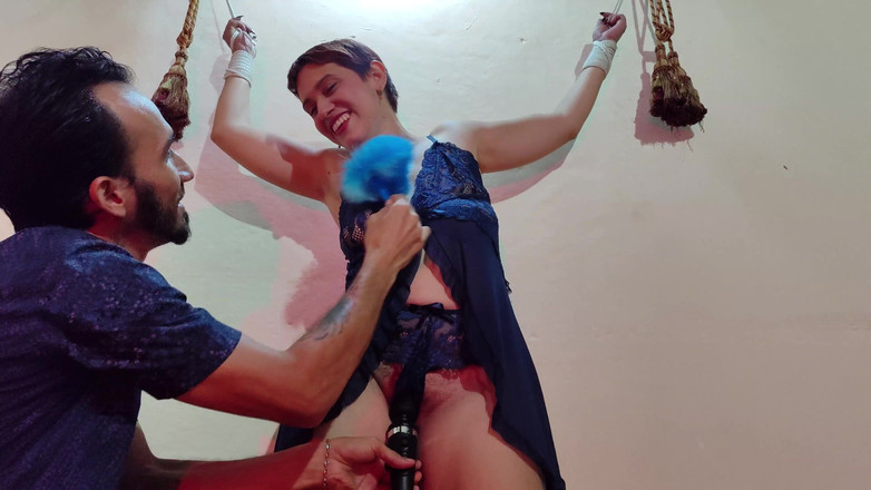 Queensofthefeet: 남자가 손과 발로 밧줄로 나를 묶어 내 몸 전체, 심지어 내 보지를 간질인다