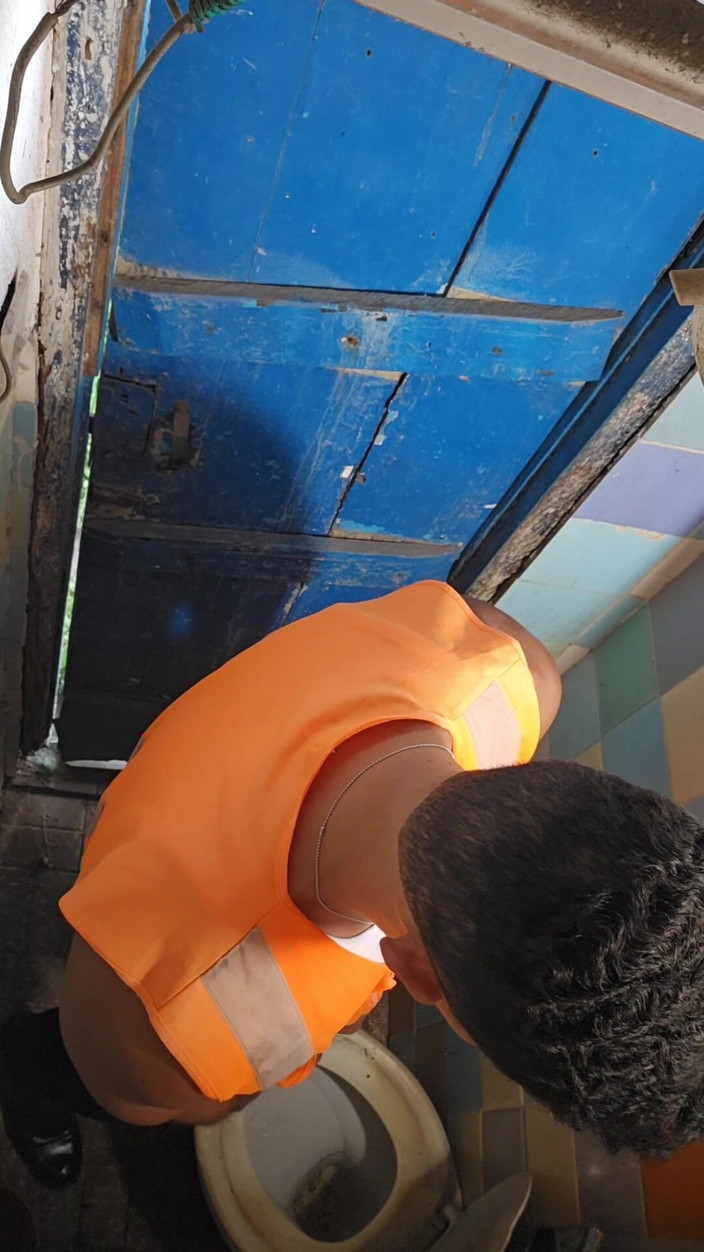 SEX GAY AMATEUR: Pekerja meniduri bajinganku di kamar mandi di tempat kerja