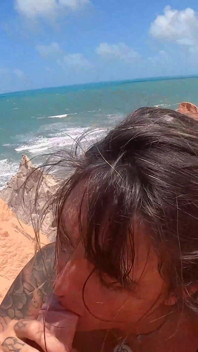 Riskabelt strandknull bakom klipporna