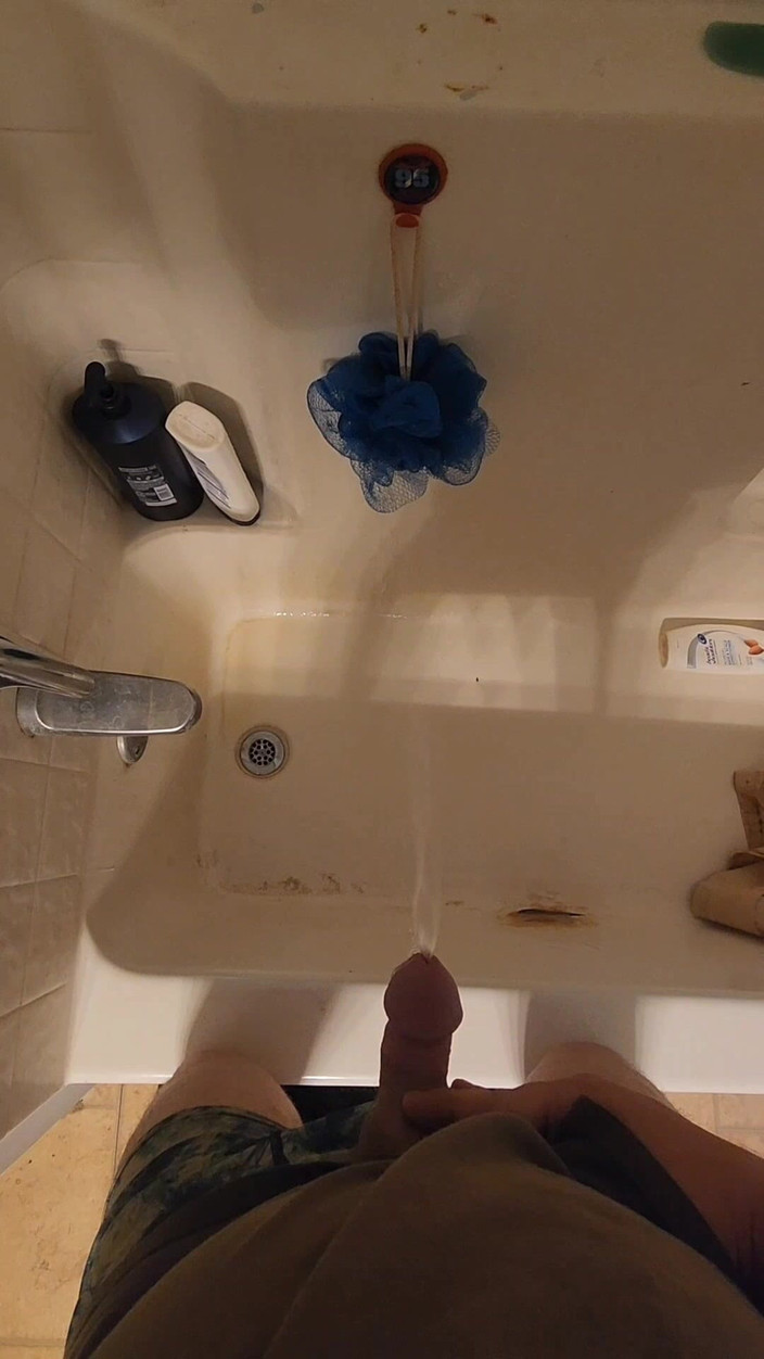 Djk31314: お風呂でおしっこをしてる。