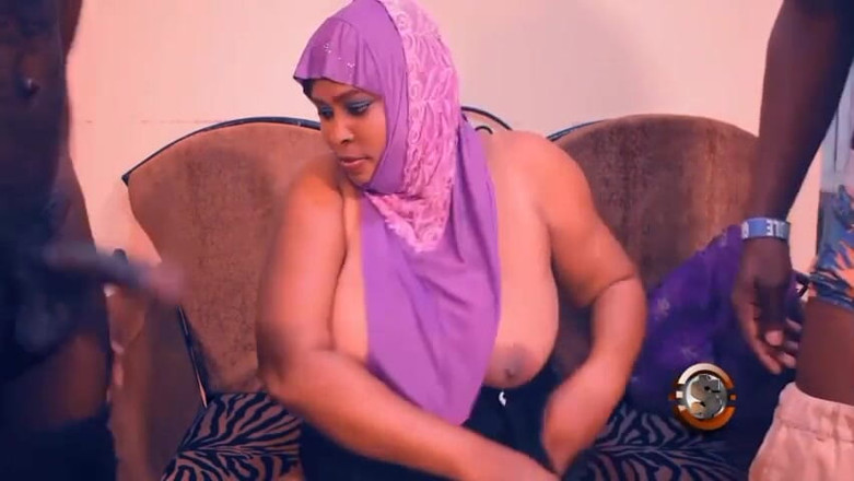 Tusweet9ja: Alhaja hat harte schläge von zwei massiven schwänzen