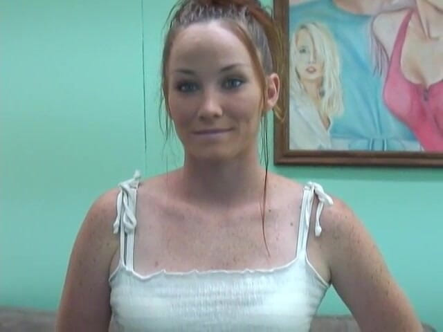 Solo Sensations: สาวมหาลัยหีเงี่ยนยั่วเย็ดถอดหมดเปลือยในห้องนั่งเล่น