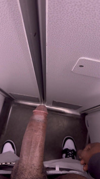 Grosse noire dans les toilettes