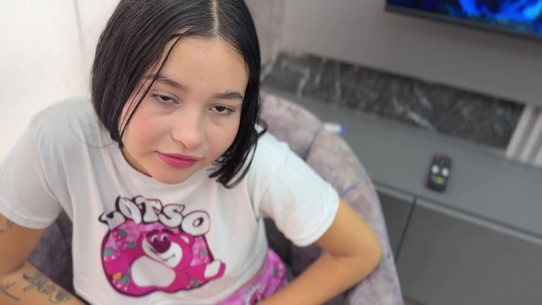 JhonAndSara: Fallo dentro senza preservativo! La mia sorellastra arrapata vuole sentire...