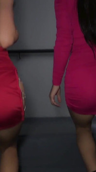 Dopo il club, le due troie hanno trovato un ragazzo con cui fare sesso, ma sono state scoperte...