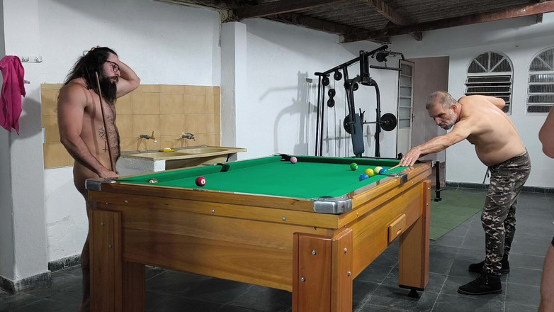 carmonaoficial: Mă joc cu prietenii dezbrăcându-se