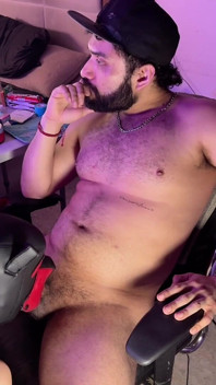 Viene spompinato durante lo streaming parte ii