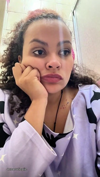 Une fille intolérante au lait gazeux dans les toilettes et pète