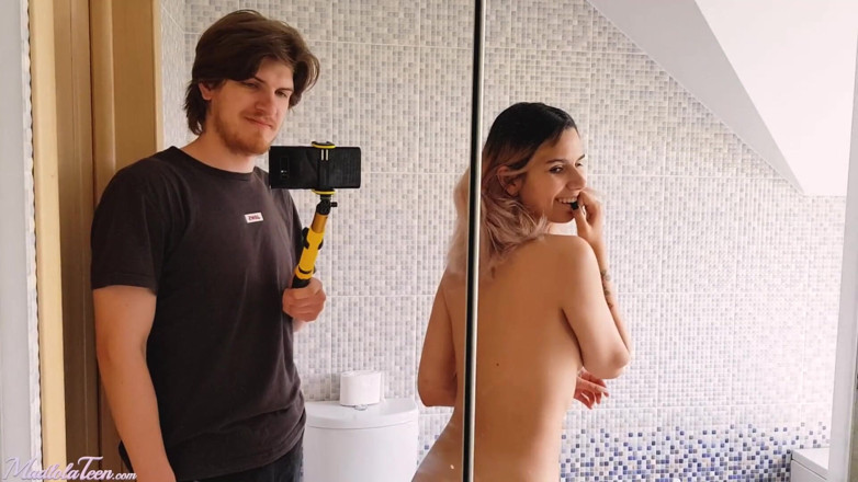 Mad And Lola: Studentessa sensuale succhia il cazzo e scopa a pecorina - sperma...