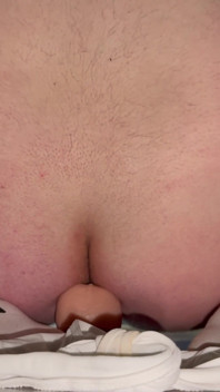 Ragazzo cavalca analmente sul dildo