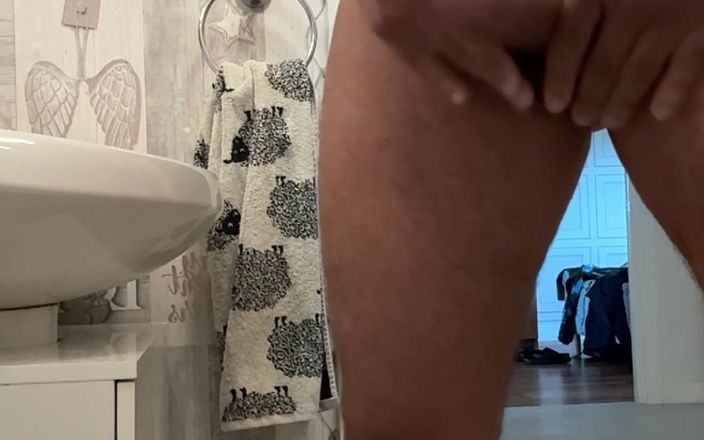 Kadu: Natural Uncut Cock Pissing on the Morning