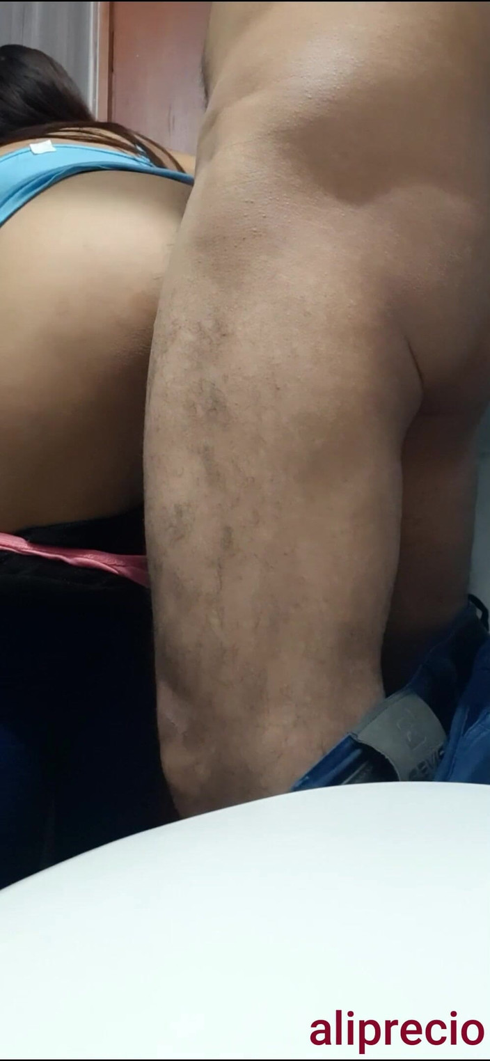 Ali Precio: im badezimmer mit Handykamera aufgenommen