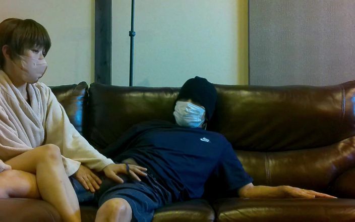 akeieroi: ソファーでセックスしてるよ
