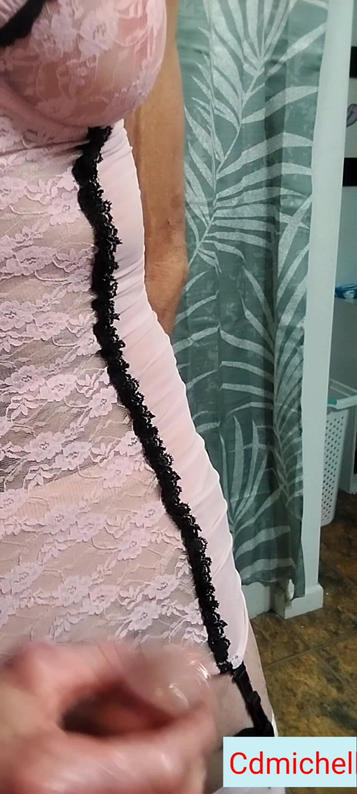 Crossdressers Cd Michelle wearing sexy lingerie: Cdmichelle v bílém sexy prádle si hraje s ptákem až...