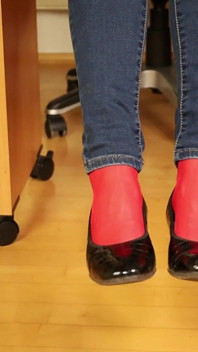 Rote Nylonfüße in schwarz glänzenden absätzen - baumeln &necken in engen jeans
