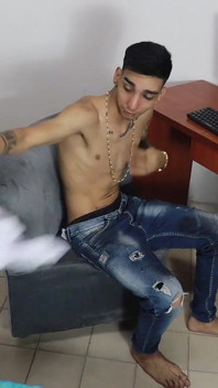 Richtiger Amateursex, mein gutaussehender Stiefbruder geht in sein Zimmer und ich sehe, dass er seinen Penis berührt
