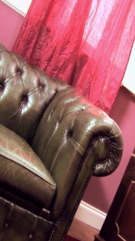 Scène lesbienne au bureau - une lesbienne 3_blonde gros nichons invite son employée à baiser avec un ceinture au bureau