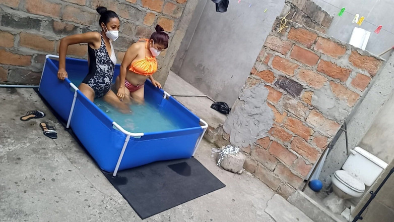 NEGRITA SEXY: Můj soused je v bazénu na sobě velmi lákavé a...