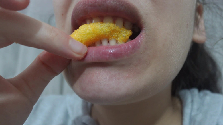 AmayaMori: Mangio patatine al formaggio.