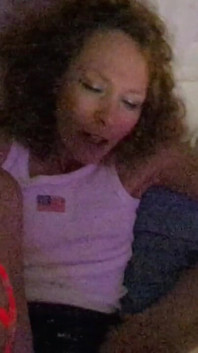 4k ungeschnitten am 4. Juli MILF hat viele explosive orgasmen, gibt einen handjob und wird vollgespritzt