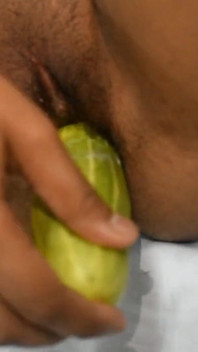 Minha primeira vez com pepino e vibrador - eu gozo tão duro na câmera