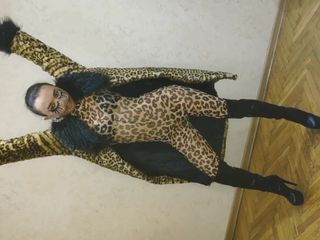 Little pony boy: Азиатский сисси ледибой в сексуальном леопардовом пальто и леопардовом костюме и на высоких каблуках показывает свое сексуальное тело