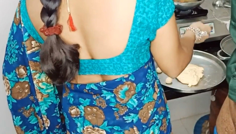 Kavitha_Vintho_: Bini desi India di dapur suami kami pergi berkongkek dan...