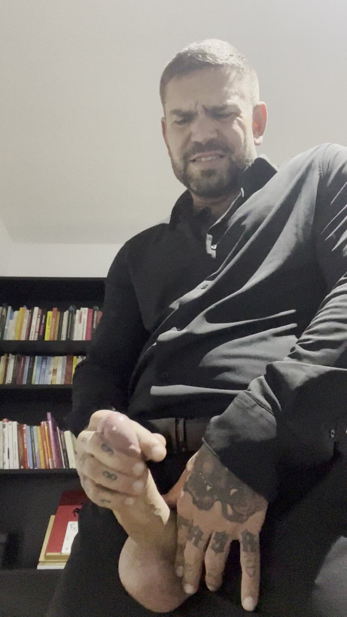 Juan Lucho Gay: Handsome Guy Masturbates in Suit
