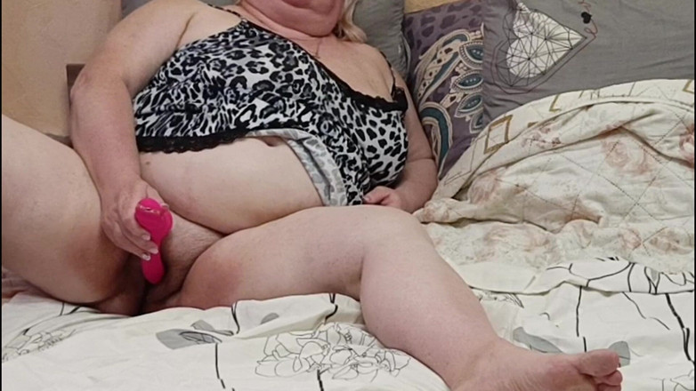 Zona901: 继母在她的阴户上试用了一个新的成人玩具