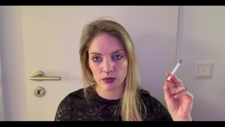 Naughty Natascha: Nahaufnahme Rauchen in schwarzer spitze