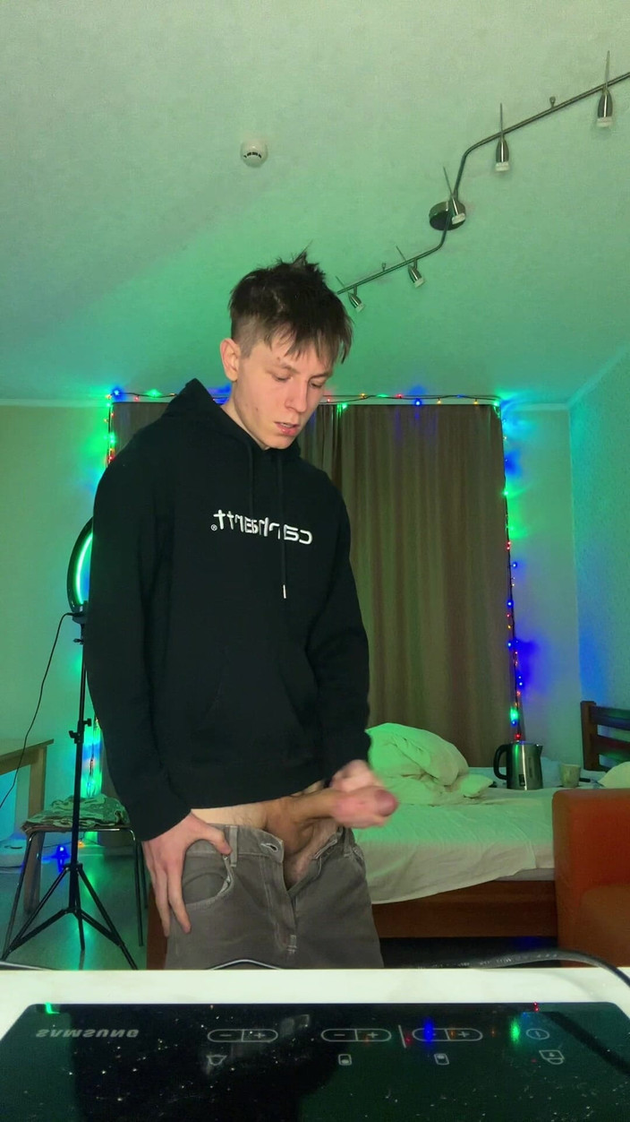 Morflot24: Mira cuánto semen puede rociar este twink hambriento