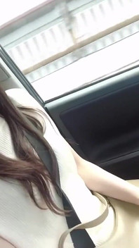 オープンスカイの下で温かいエッセンスを味わうシングルマザーとのエレガントなガルプナイト エピソード1