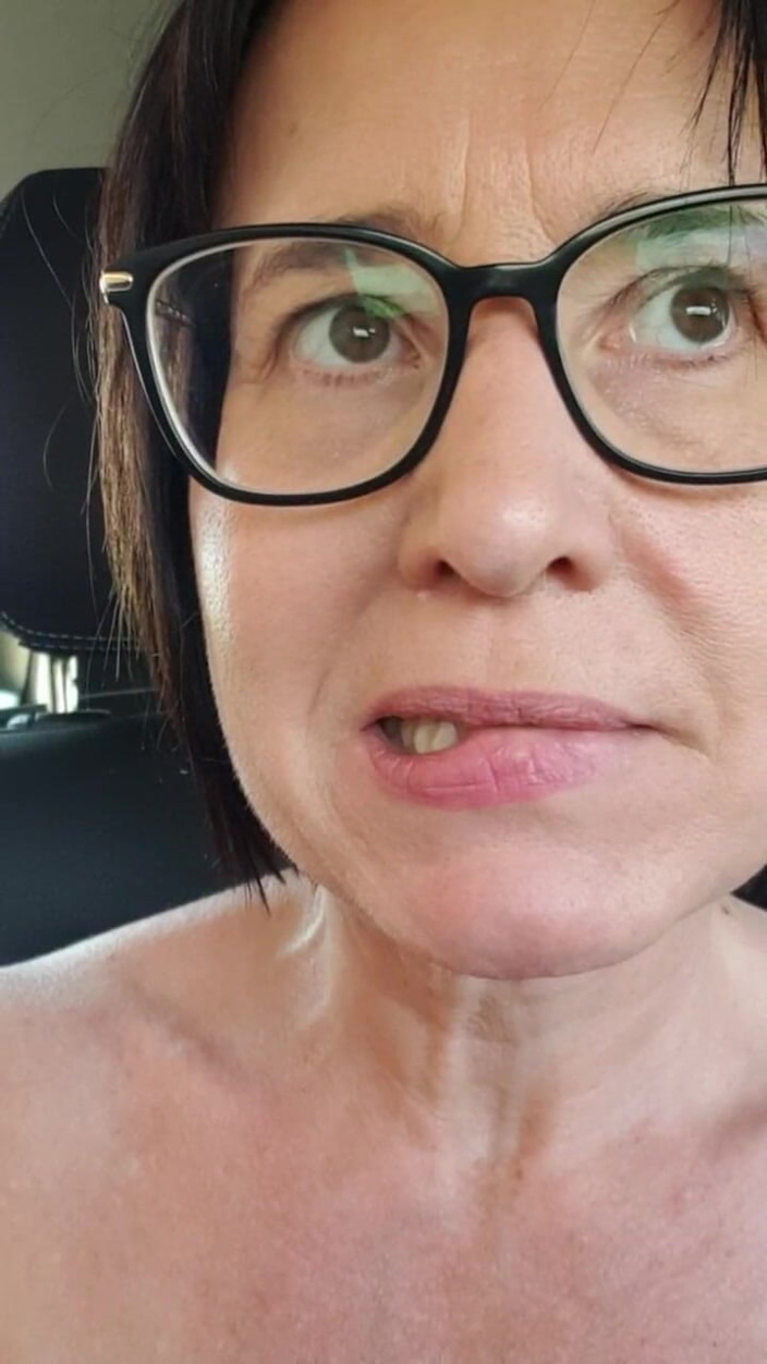 JulieEroticDress: Nua correndo sob a rodovia ao ar livre