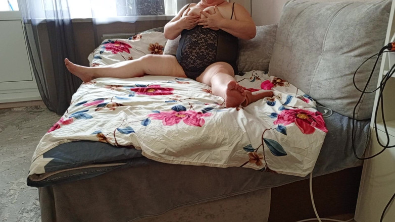 Zona901: Macocha z dużym okrągłym tyłkiem, owłosioną cipką i wielkimi cyckami...