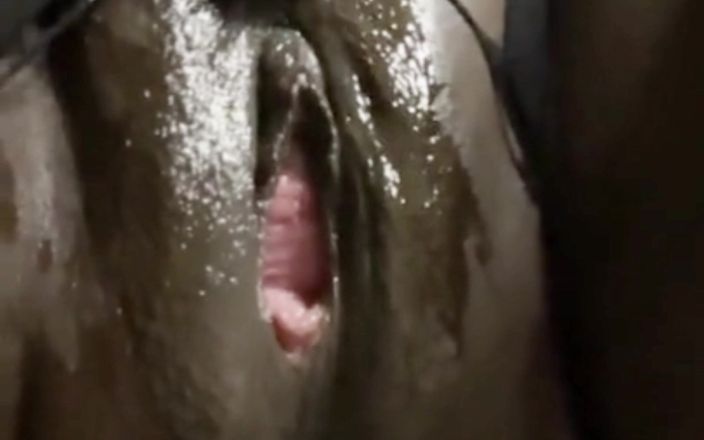 Super sexy ebony cuties: Gros plan, gode monstrueux, orgasmes au fond de ma chatte...