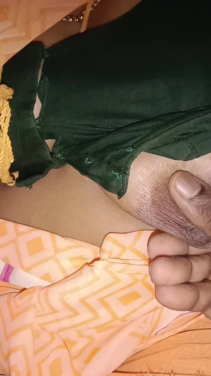 Tamil Anti Uma: Тетушка моего соседа позвонила мне, когда ее мужа не было, поэтому я пошла и трахнула пальцами ее киску