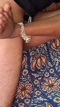 Hintli evli evli kadının kocası ve üvey erkek kardeşiyle ateşli üçlü grup seks