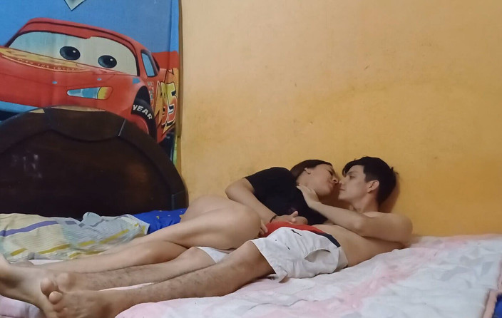 Artemisa74: Nadržená MILFka se dotýká penisu svého nevlastního syna ve svém...