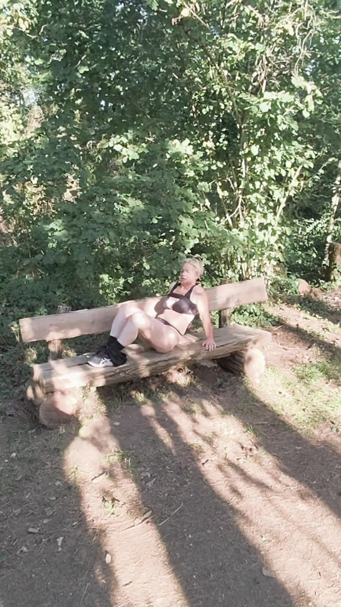 Sofy13: Sunt O Mică Curvă Care Adoră Să-și Etaleze Fundul În Public.
