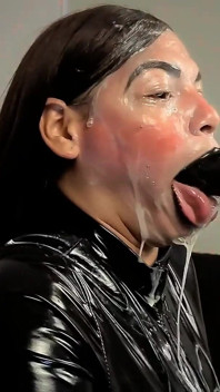Demon klädd i latex, latexhandskar, latexdräkt och svarta läppar, sug din kuk och spotta saliv och sperma på mig