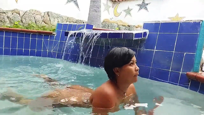 Crisanto999: Beru svou nevlastní matku do bazénu!
