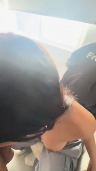 Schönes Mädchen mit perfektem Körper und enger Muschi gibt ihren Hintern dem besten Freund ihres Mannes, während Cuckold arbeitet