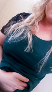 MiLF scopa il figliastro in bagno mentre va a lavorare la mattina