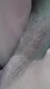 Une MILF philippine sexy mouillée et excitée