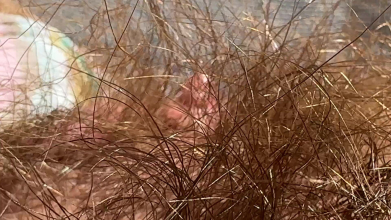 Cuteblonde666: Amatérská chlupatá dívka Mastubates v detailním záběru s obrovským klitorisem